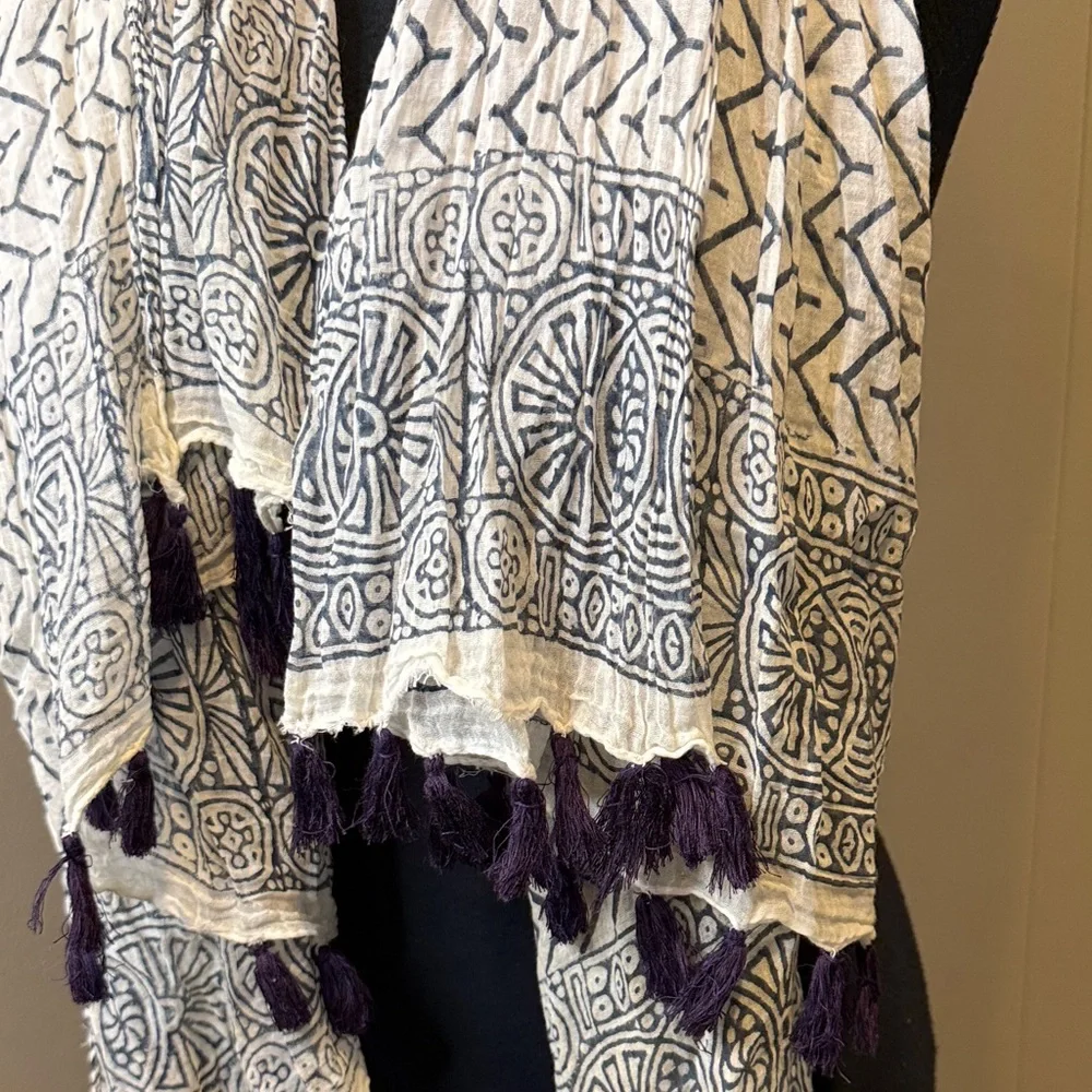 B14 Women’s Chic Navy Purple and White Patterned Scarf - Picture 2 of 8